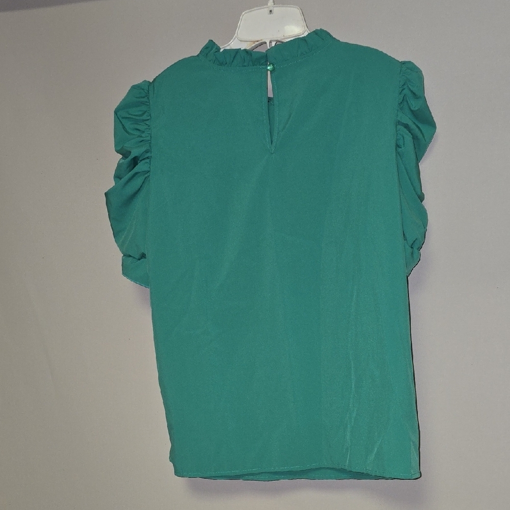 Elegant Green Ruffle Sleeve Blouse - Picture 5 of 6